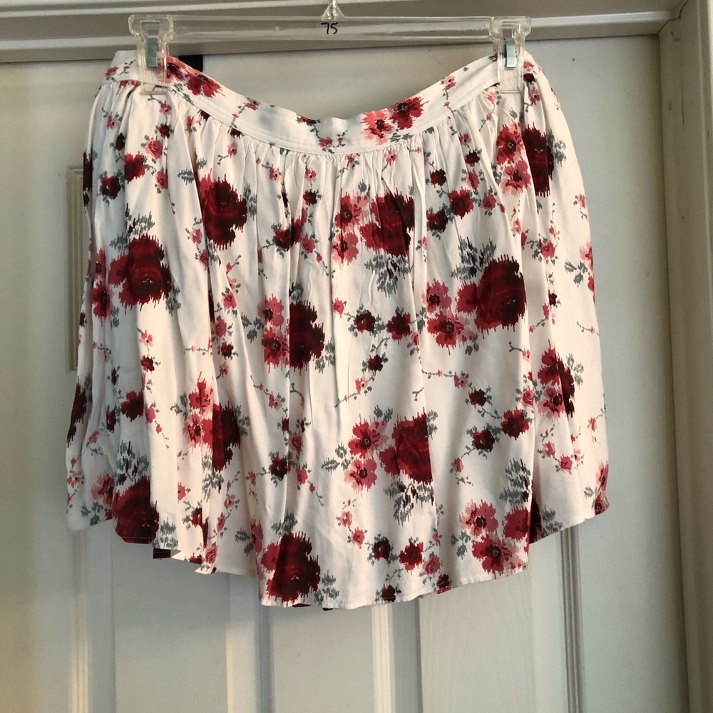 Fully lined mini skirt.